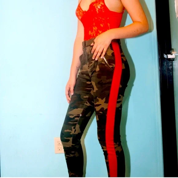 Fitted camo pants with red side stripe